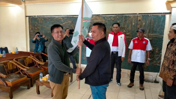 Sabri Yanto saat kukuhkan pengurus Pengcab Fespati Kota Sungai Penuh 