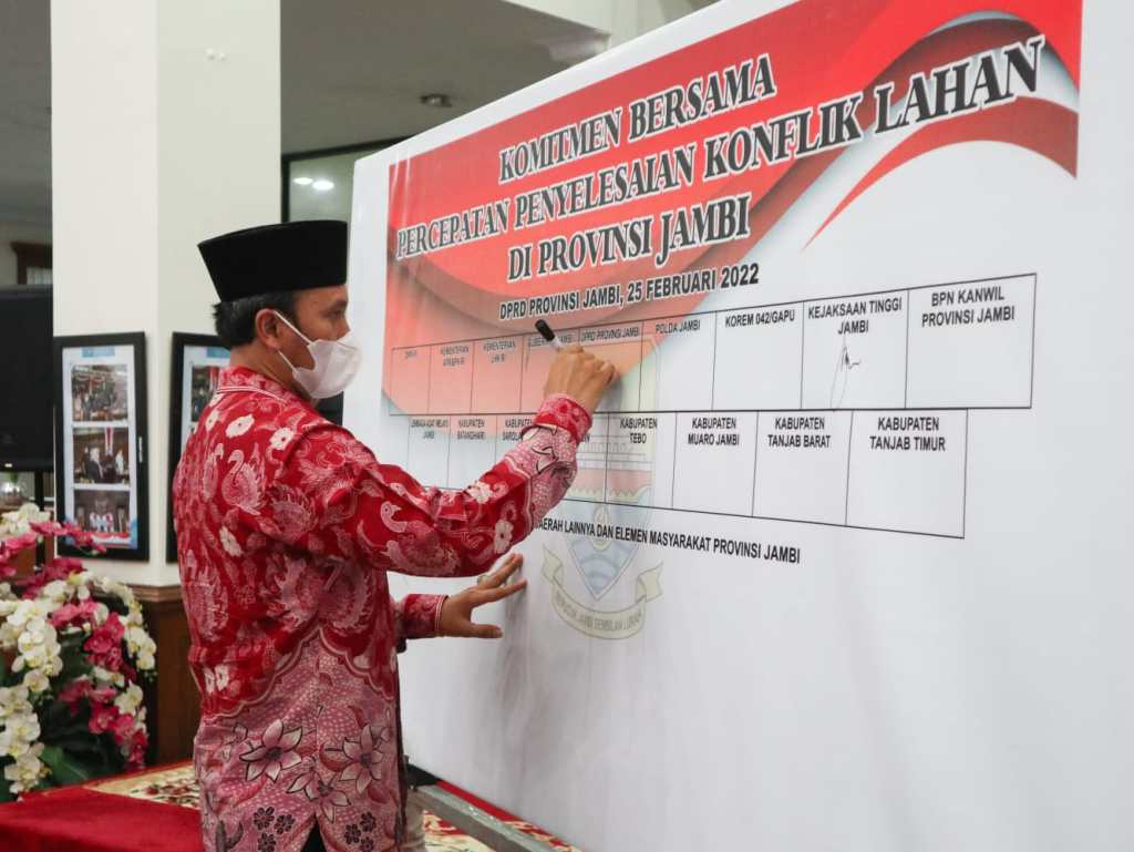 Edi Purwanto saat teken komitmen bersama percepatan penyelesaian konflik lahan 