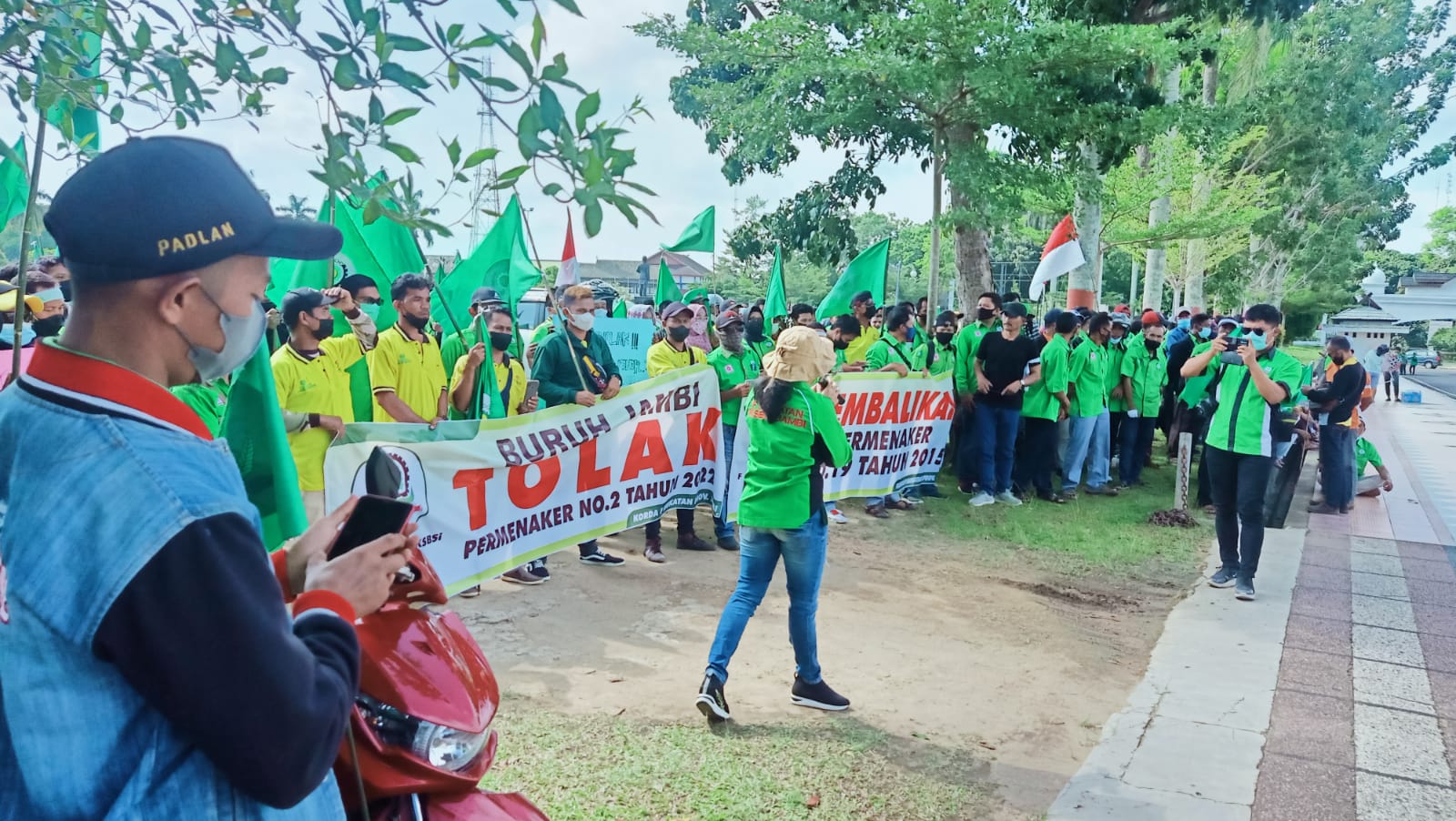 Aksi demo buruh pinta aturan JHT dicabut