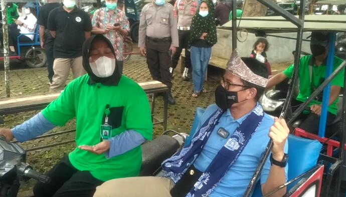 Menteri Sandiaga Uno saat menaiki becak di kawasan Candi Muaro Jambi 