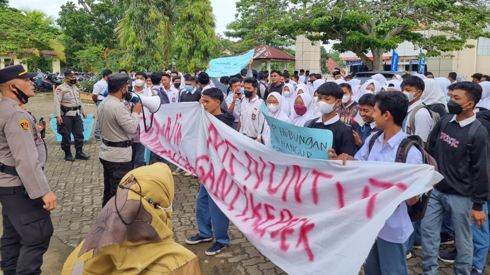 Aksi demo siswa SMAN 3 Muaro Jambi