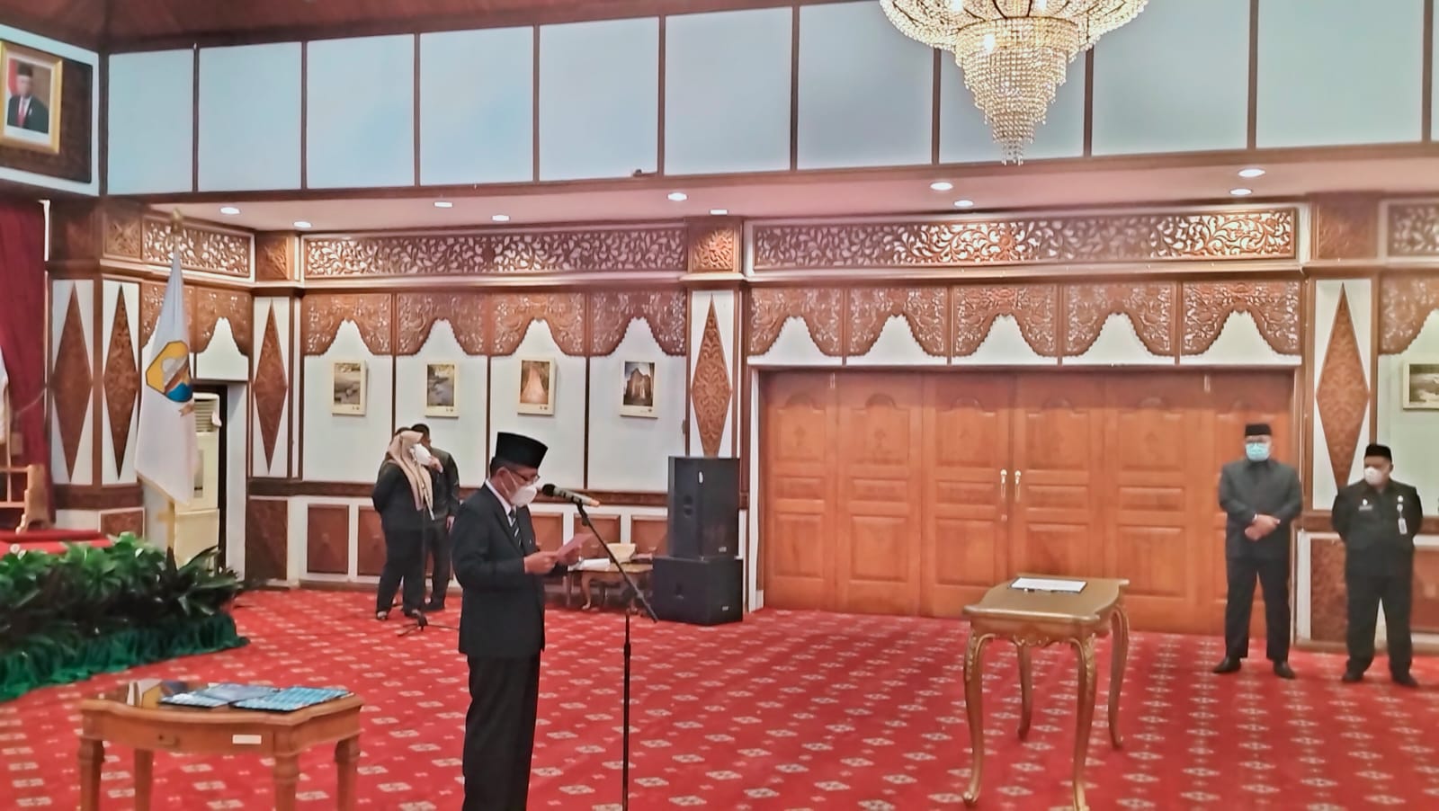 Wagub Abdullah Sani saat lantik 5 pejabat eselon II Pemprov Jambi 