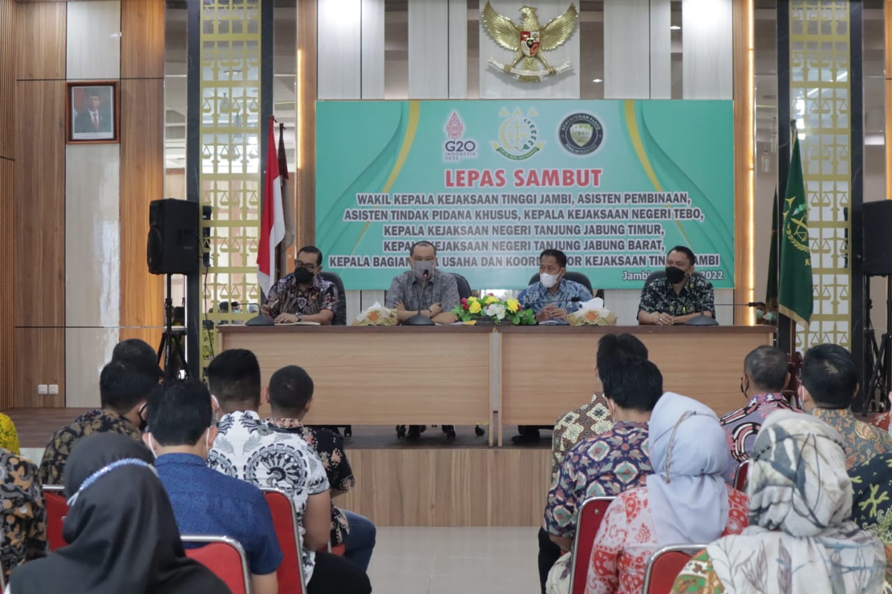 Wakajati Jambi saat pimpin rapat perdana