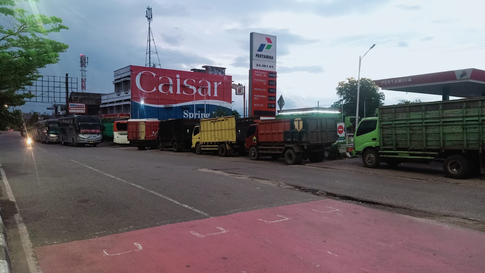 Antrean truk untuk mendapatkan solar di SPBU Kota Jambi