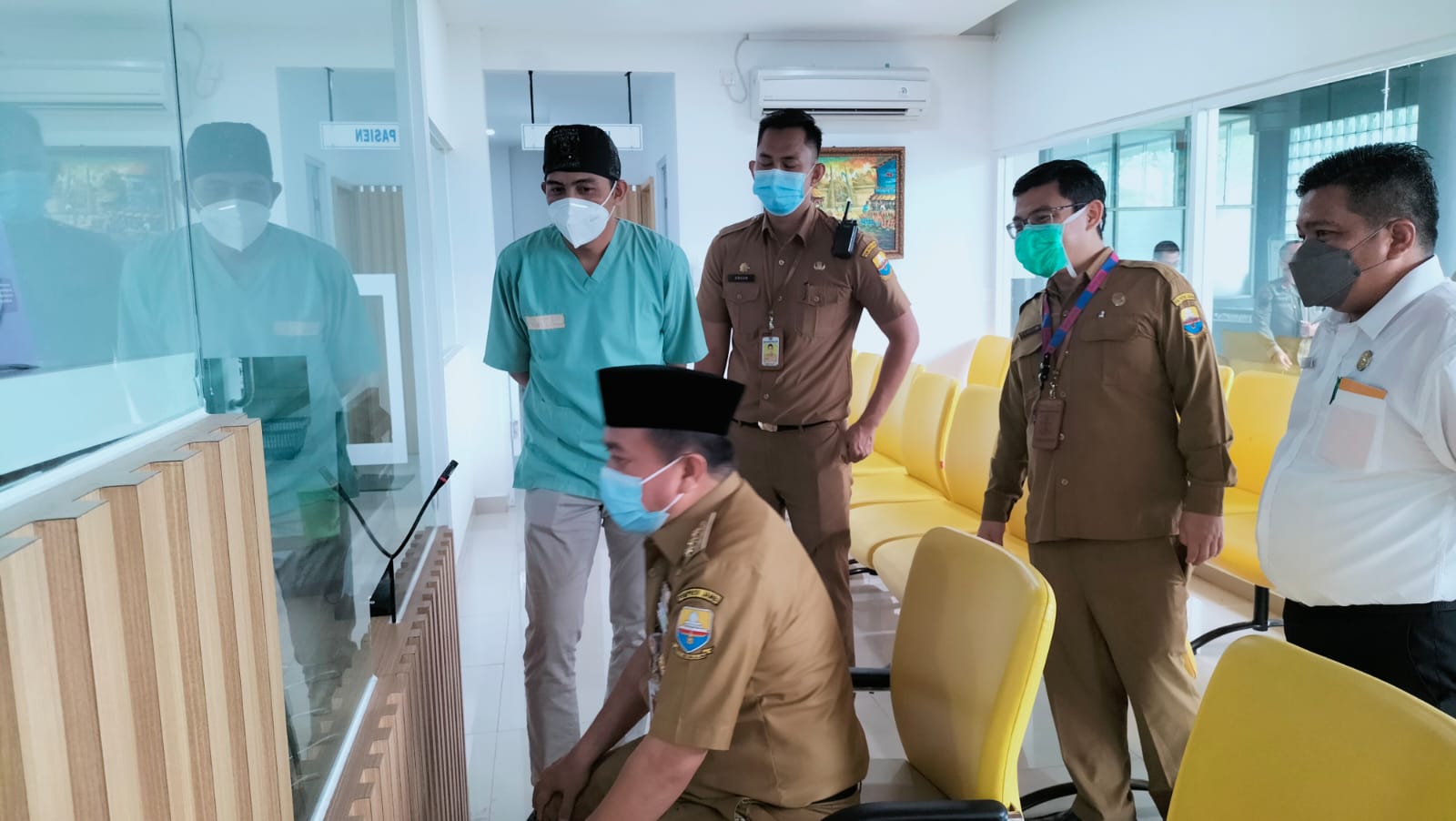 Gubernur Al Haris saat mendaftar di ruang Laboratorium Patalogi Klinik