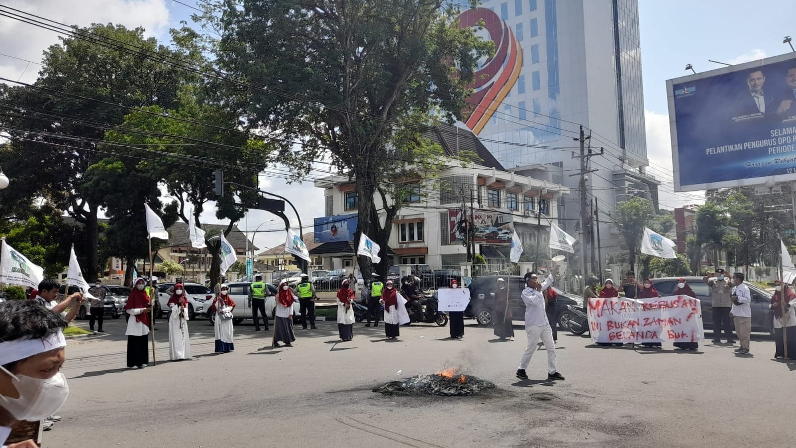 Aksi unjuk rasa KAMMI Jambi di simpang BI Telanaipura Kota Jambi 