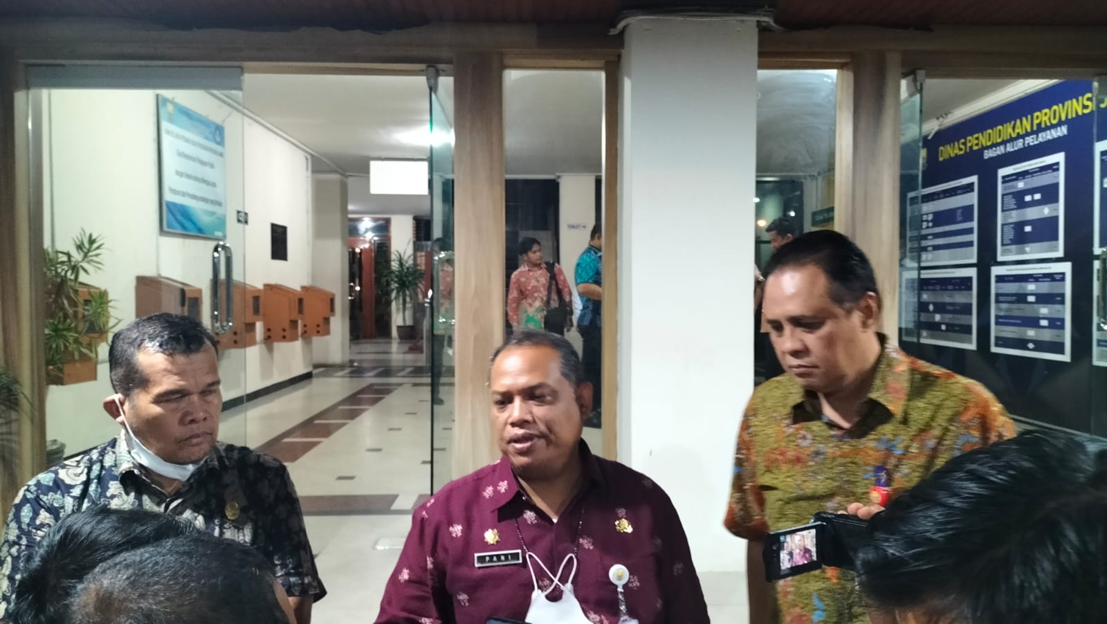Apani (tengah) dan Adhi Varial (kanan) usai pertemuan dengan Kepsek SMKN 3 dan SMAN 12 Kota Jambi