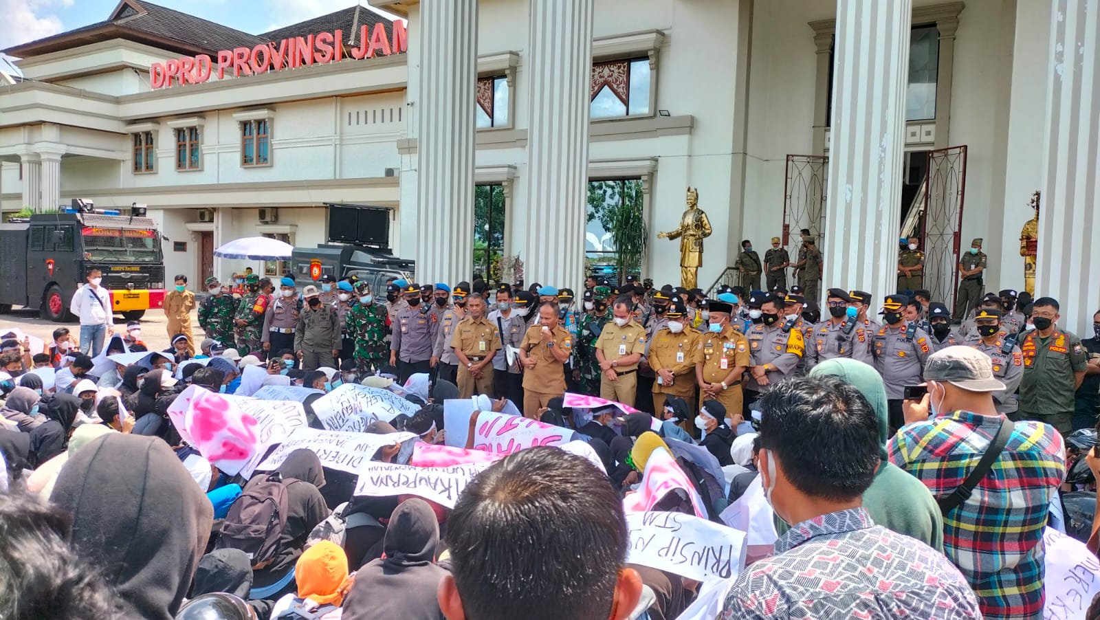 Kepsek SMKN 3 Jambi, Edri Penta saat temui siswanya aksi unjuk rasa di Gedung DPRD Provinsi Jambi 