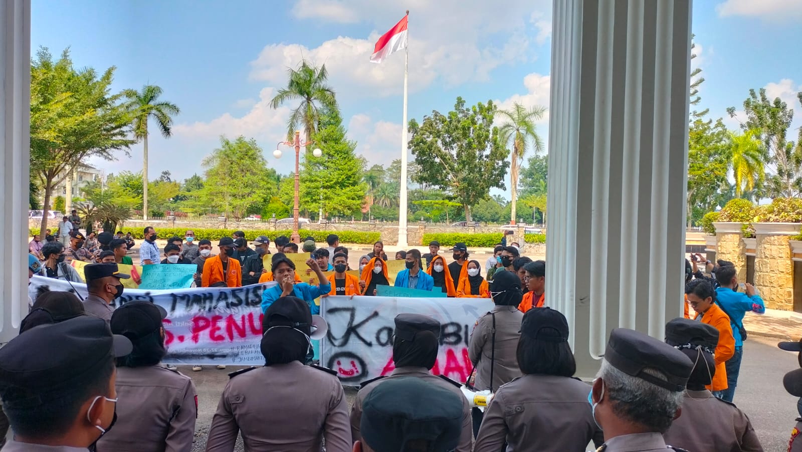 Aksi unjuk rasa Aliansi Mahasiswa Kerinci-Sungai Penuh di DPRD Provinsi Jambi 