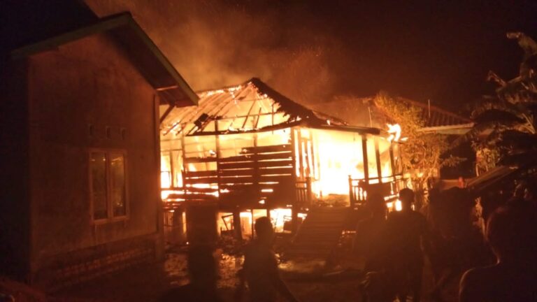 Rumah Edi warga 04 Desa Pulau Kayu Aro yang terbakar