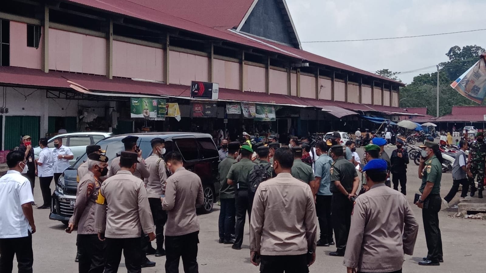 Ratusan aparat saat sisir Pasar Angso Duo Baru Jambi 
