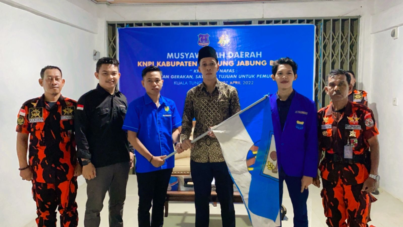 Ketua KNPI Tanjab Barat terpilih, Peni Sapian (tengah)