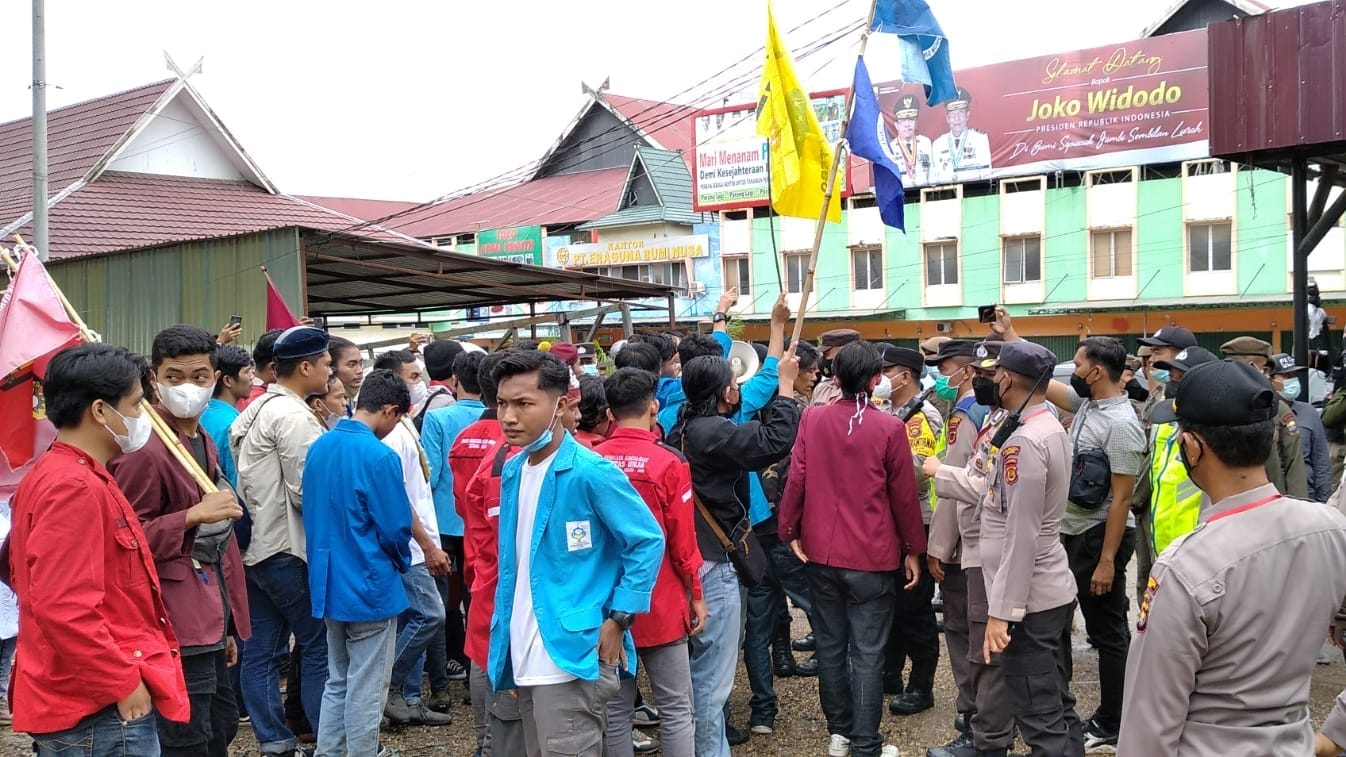 Aksi demo mahsiswa Jambi di Pasar Angso Duo Baru Jambi sambut kedatangan Presiden Jokowi 