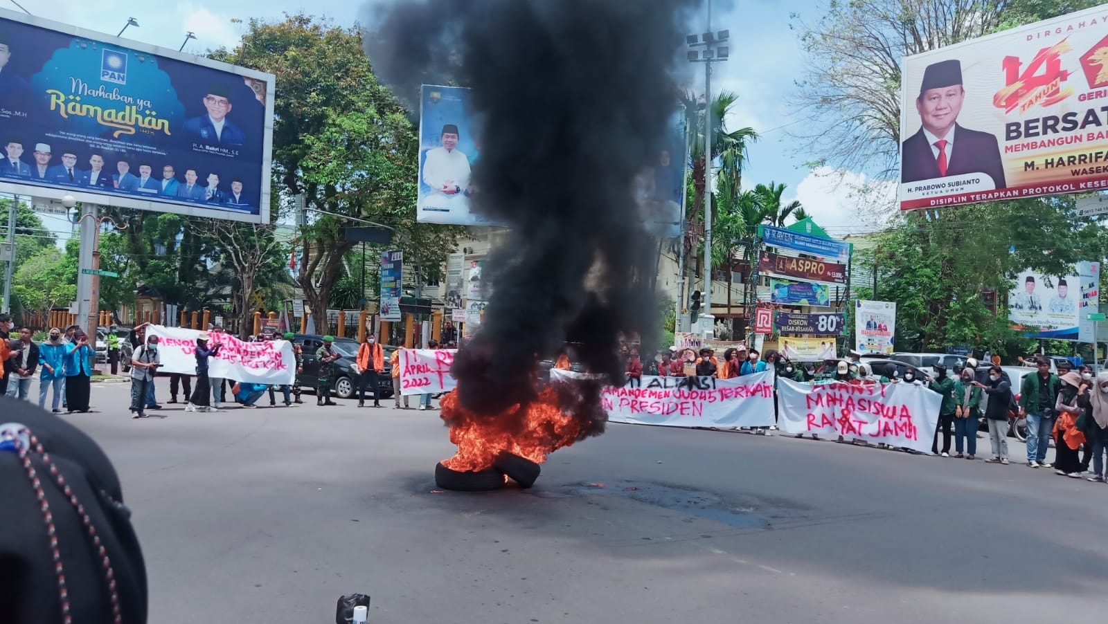 Aksi unjuk rasa mahasiswa Jambi di Simpang BI Telanaipura Kota Jambi