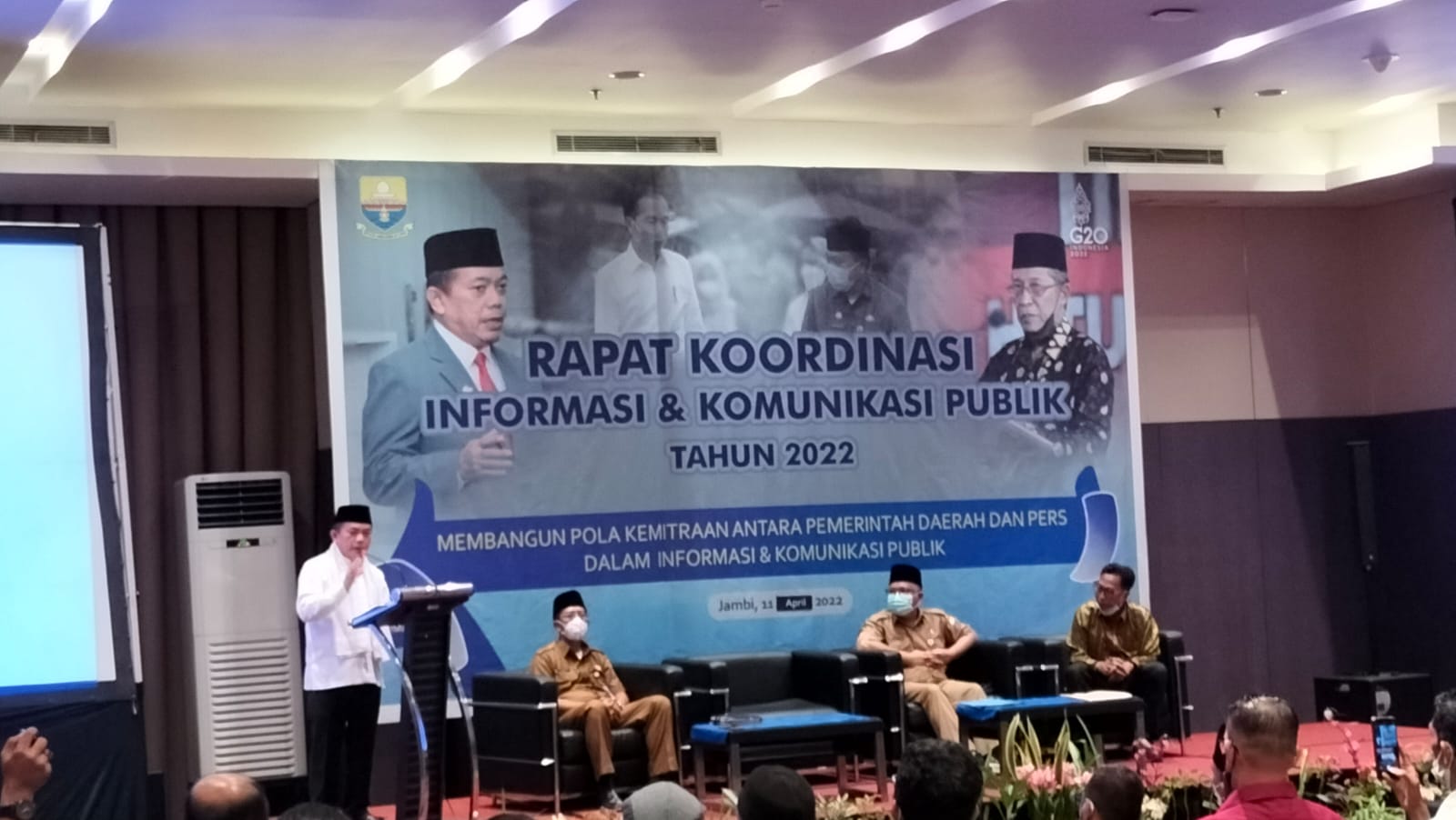 Gubernur Al Haris saat sambutan di Rakor Informasi dan Komunikasi Publik tahun 2022