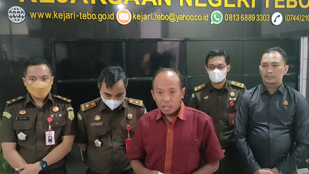 Kajari Tebo, Dinar Kripsiaji saat memberikan keterangan pers