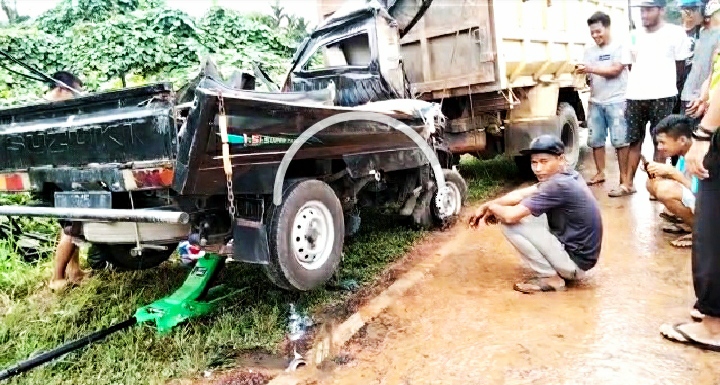 Kondisi mobil Suzuki Carry yang bertabrakan dengan truk tronton