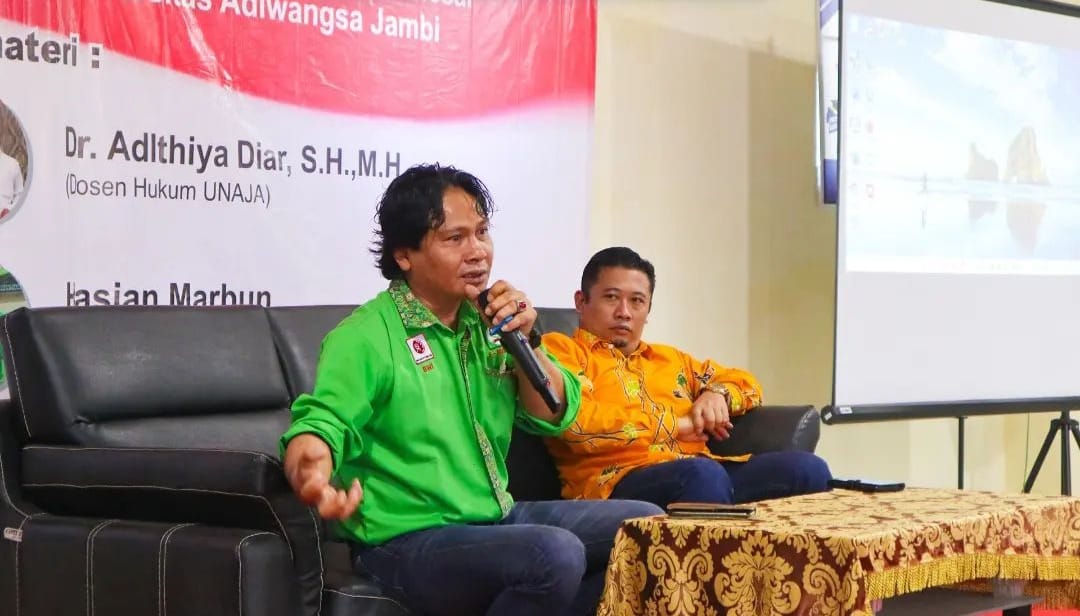 Hasian Marbun (kiri) dan Adithiya Diar saat menjadi narasumber di seminar  Universitas Adiwangsa