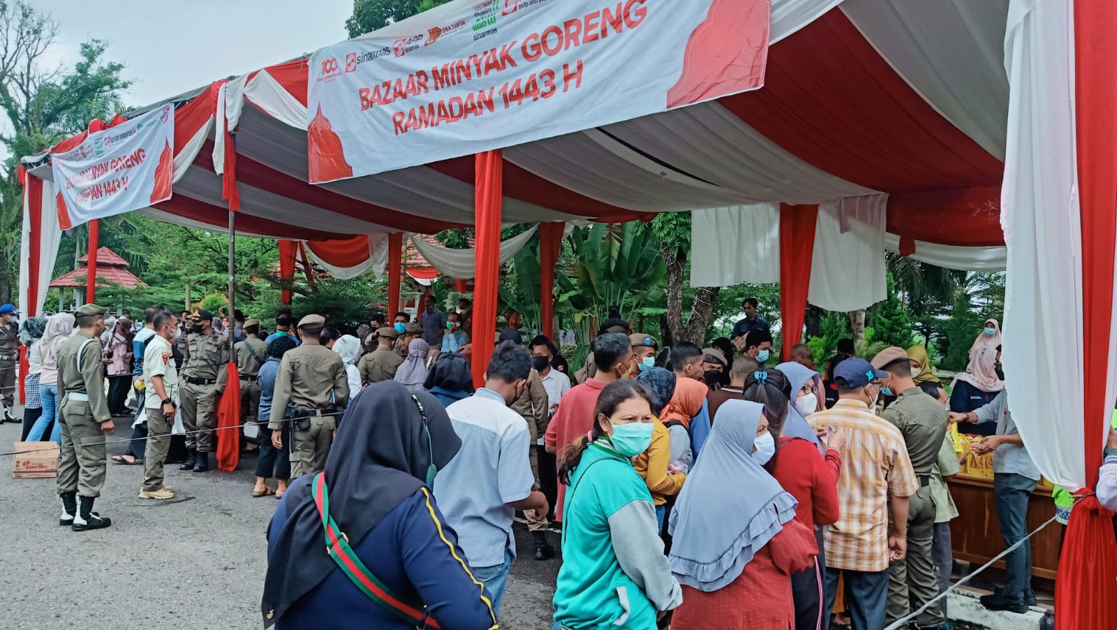 Bazar Ramadan minyak goreng murah Pemprov Jambi yang bekerjasama dengan Sinarmas Group 