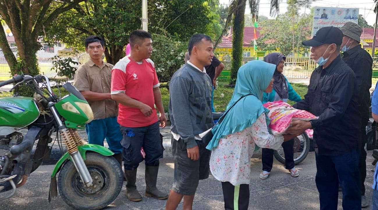 Bupati Mashuri saat datangi petugas kebersihan untuk bagikan beras
