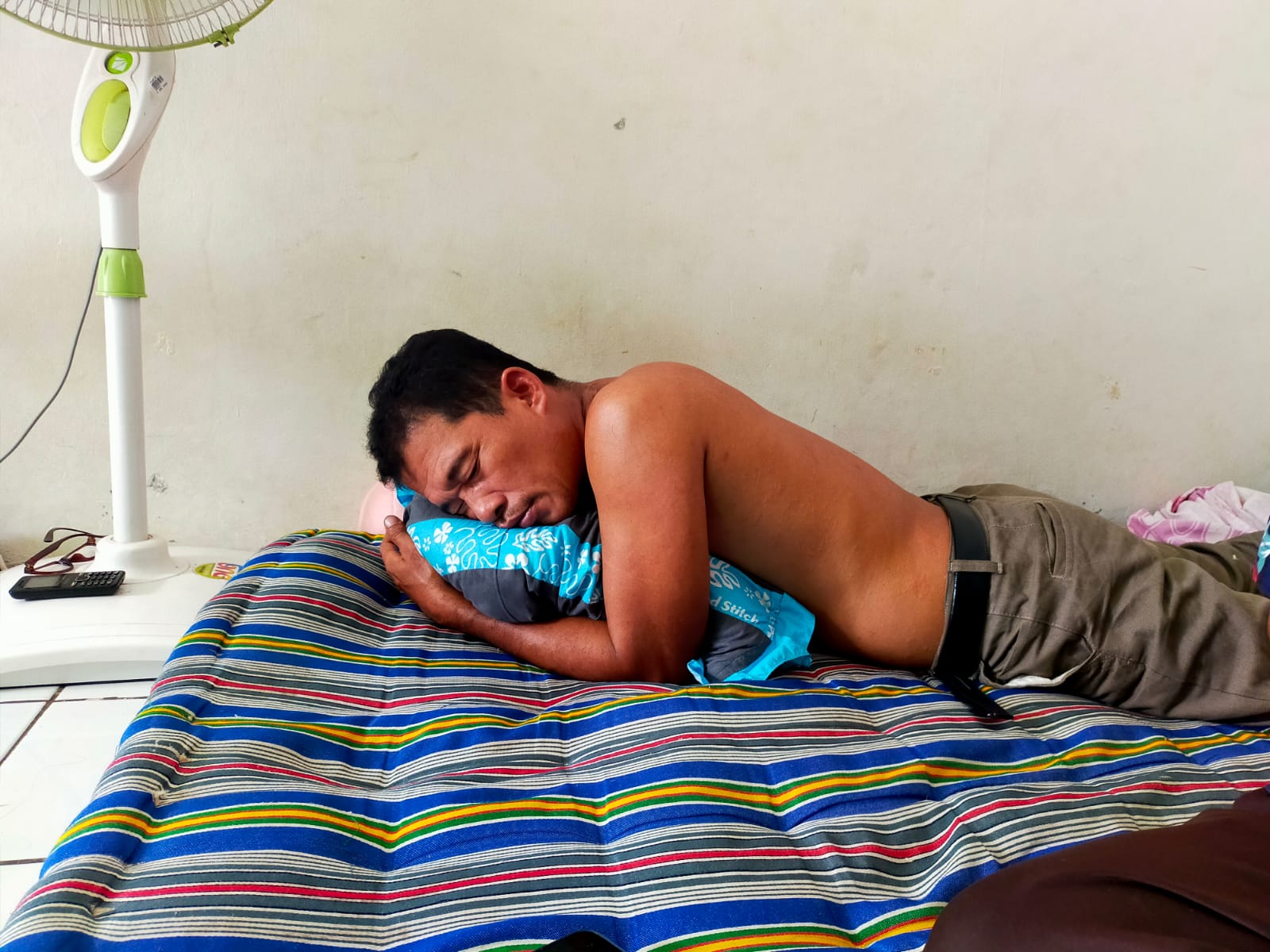 Ketua PPS, Mahmud korban pengeroyokan calon Kades terbaring mengeluhkan sakit punggung 