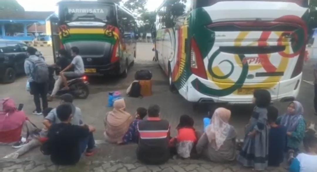 Suasana penumpang menunggu keberangkatan di Terminal Alam Barajo