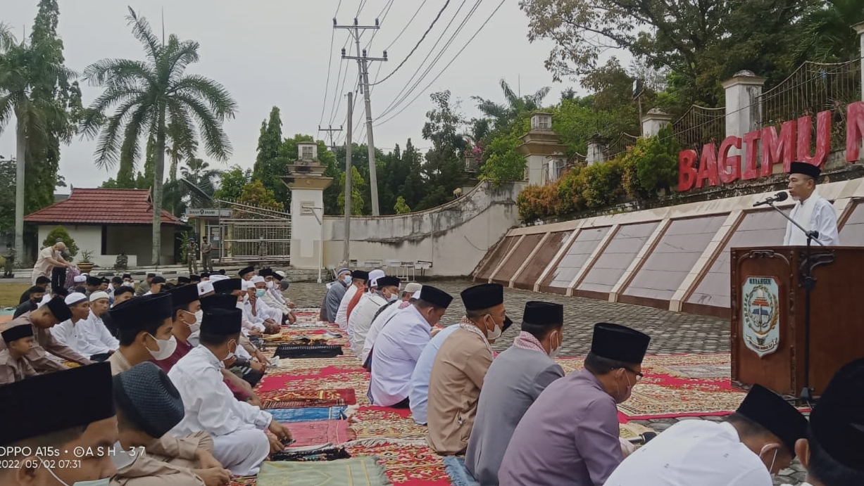 Pemkab Merangin saat gelar sholat Idul Fitri 1443 H di halaman kantor bupati