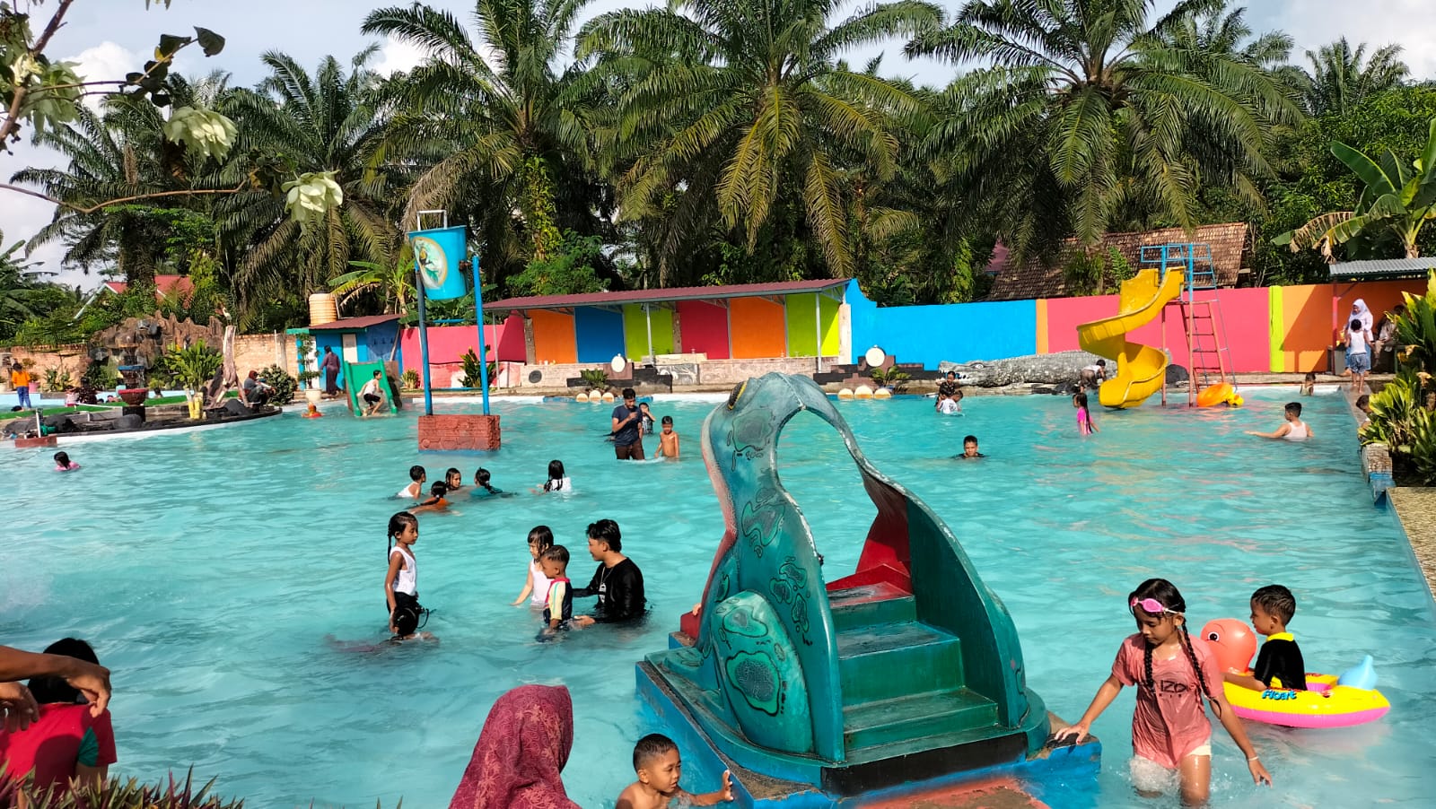 Anak-anak saat berenang di Kolam Renang Dua Putri di Desa Rawa Medang