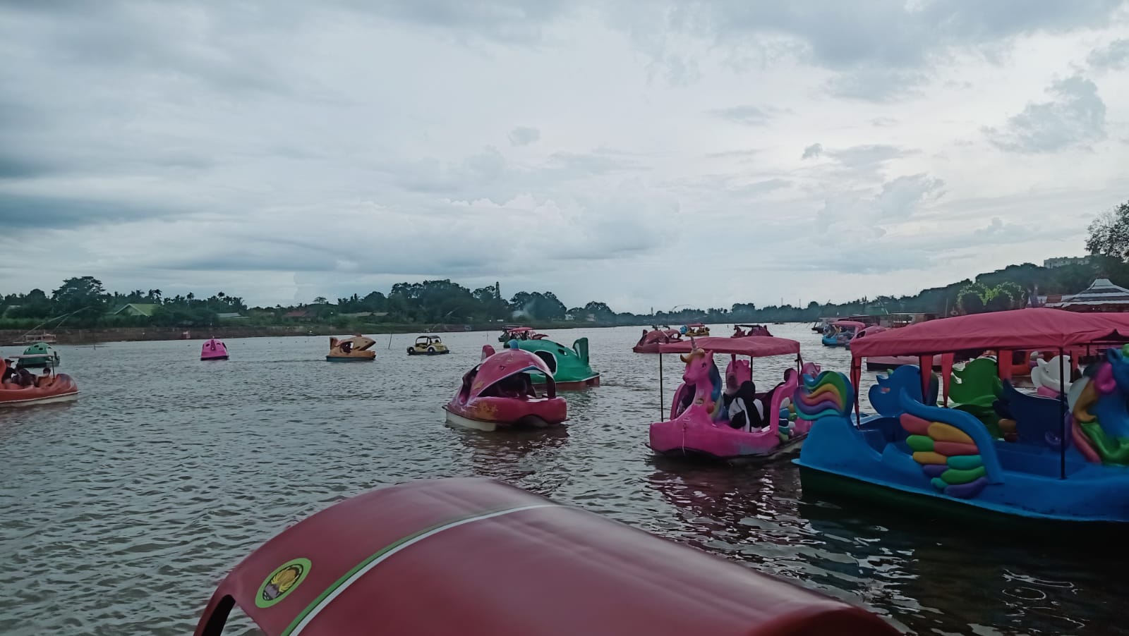 Pengunjung padati wisata Danau Sipin saat lebaran Idul Fitri 1443 H