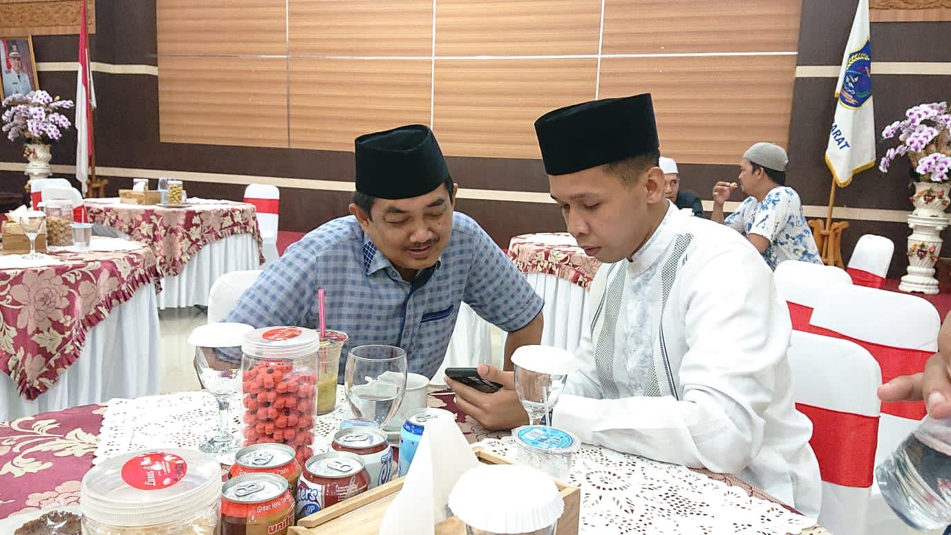 Peni Sepian (kanan) dan Bupati Anwar Sadat 