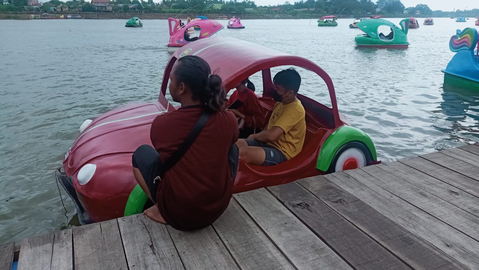 Objek wisata perahu dayung di Danau Sipin Kota Jambi