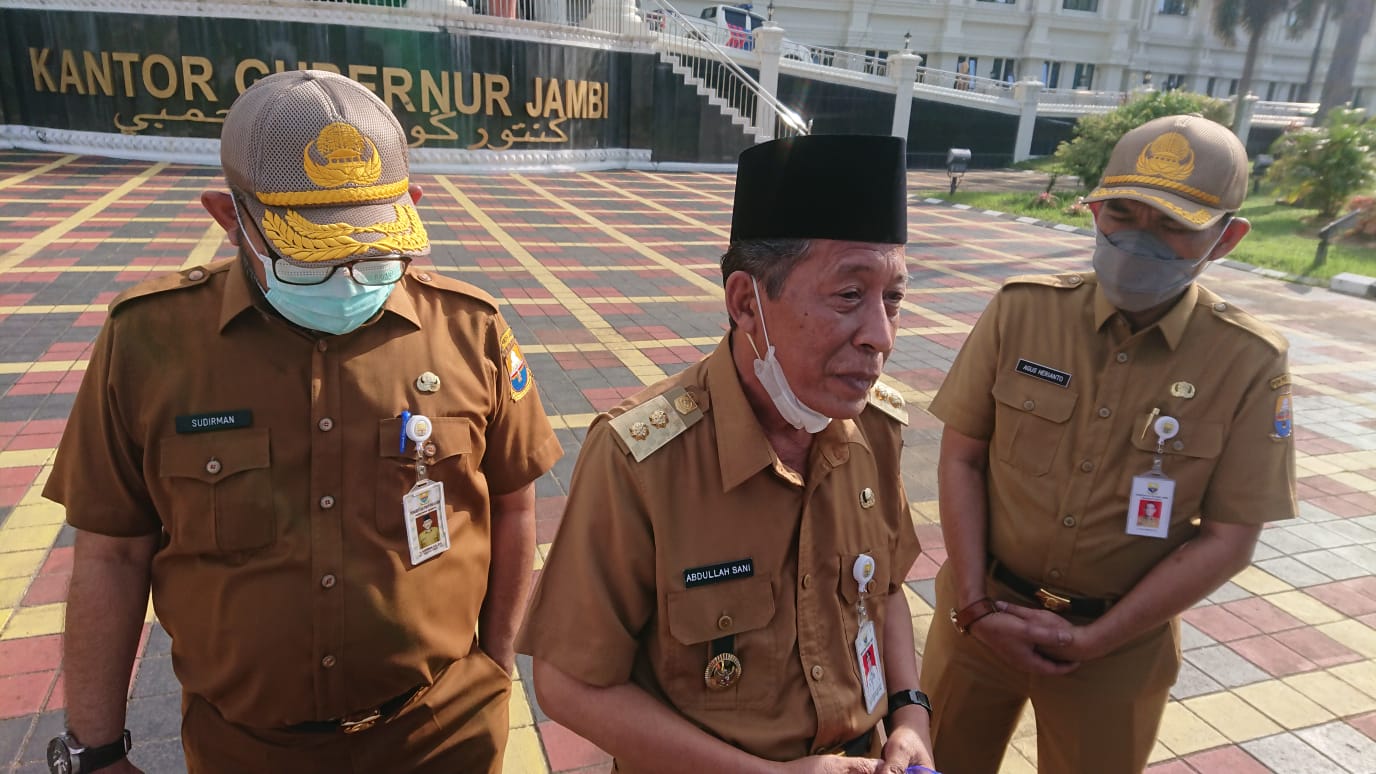 Wagub Abdullah Sani (tengah)
