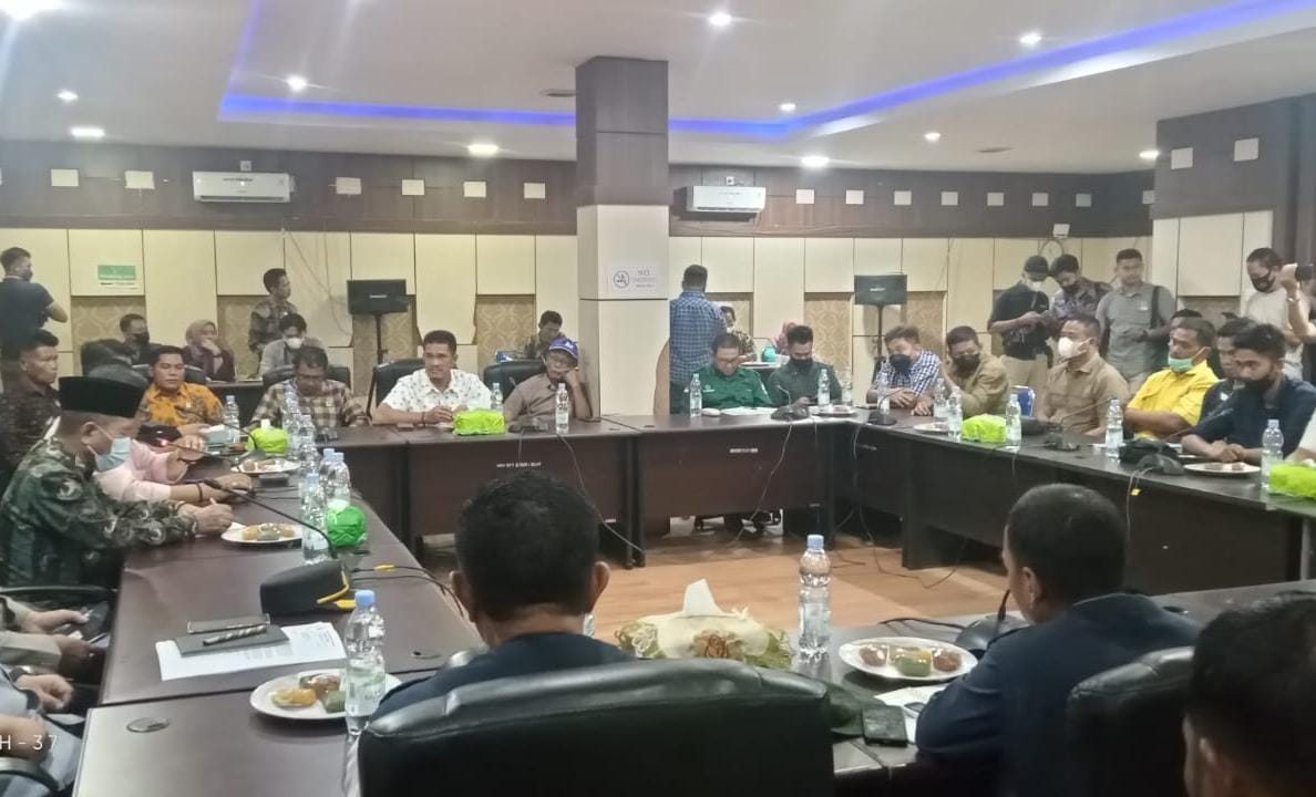 Bupati Mashuri saat bersama Komisi II DPRD Merangin, DPD-Apkasindo dan pihak pengelola PKS