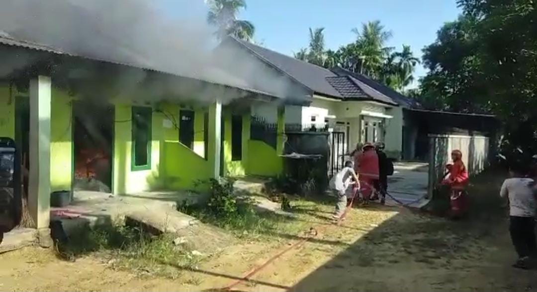 Kebakaran tiga bedeng di kawasan Jalan Sari Bakti RT 09, Lorong Arab Melayu