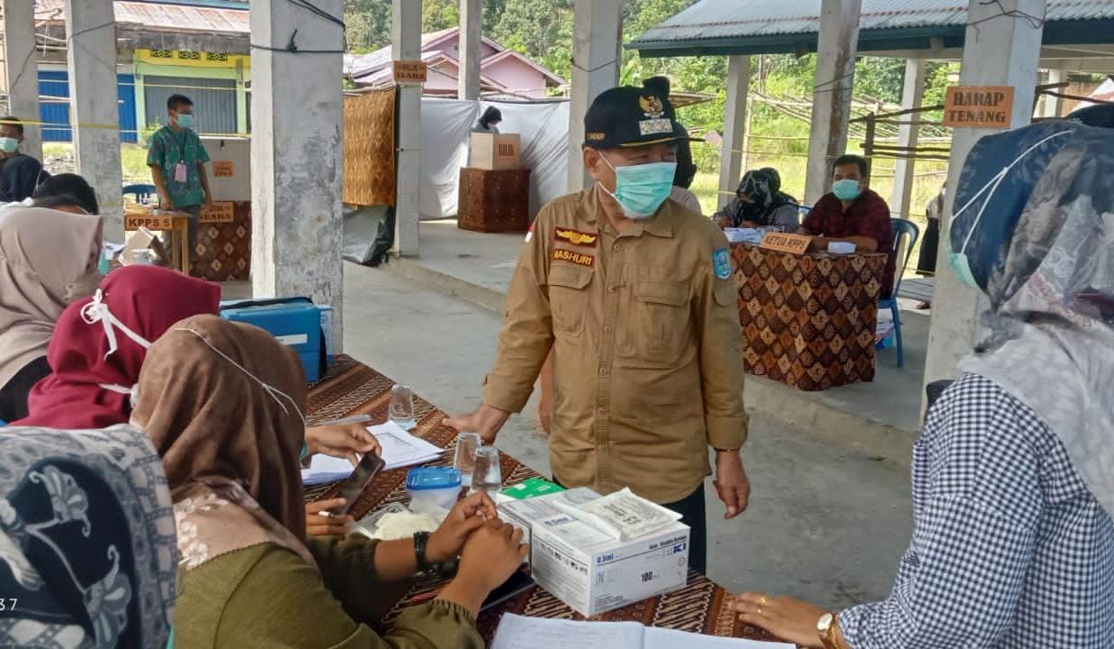 Bupati Mashuri saat pantau Pilkades serentak Merangin tahun 2022