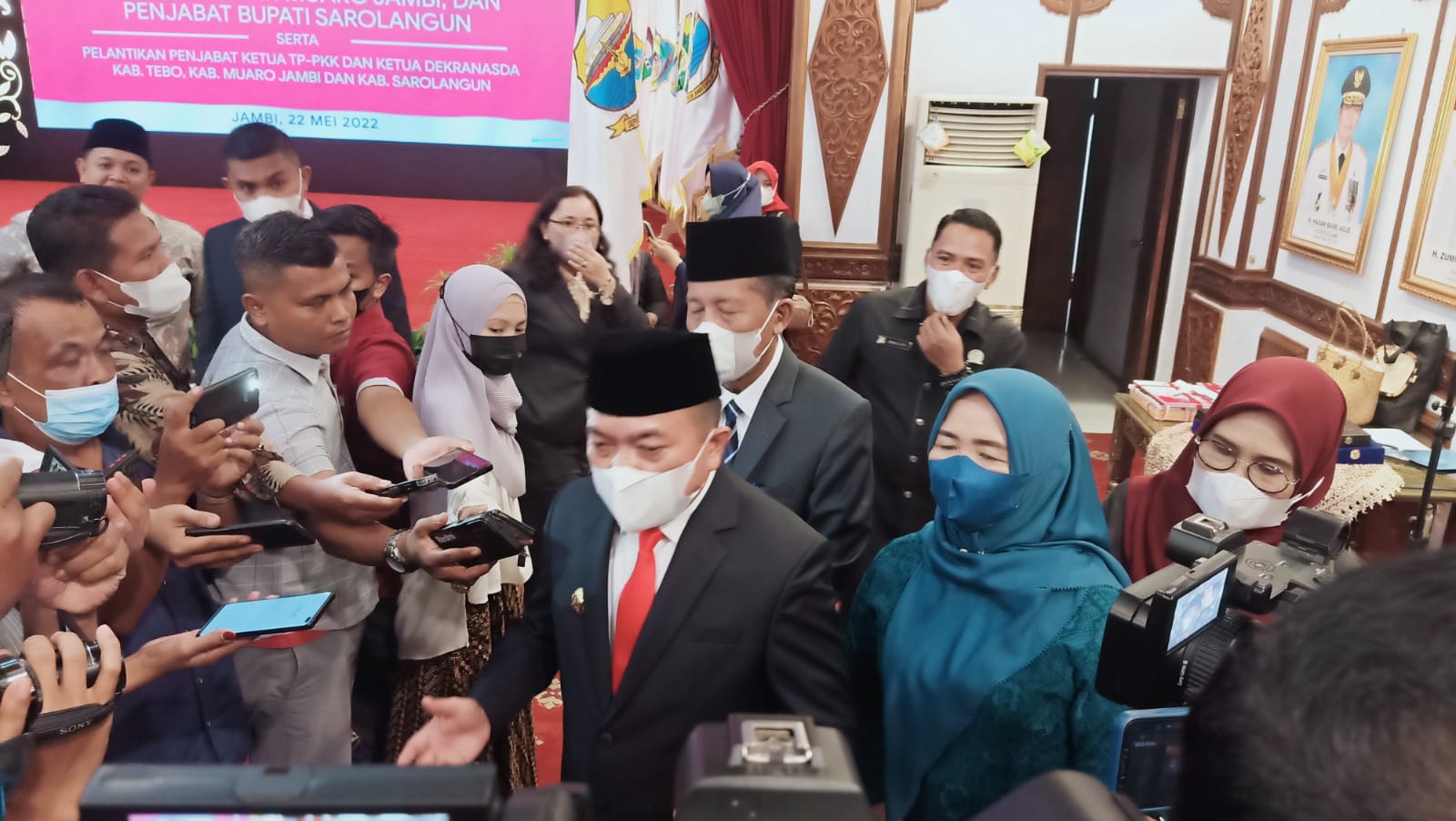 Gubernur Al Haris didampingi Wagub Abdullah Sani saat wawancara dengan media