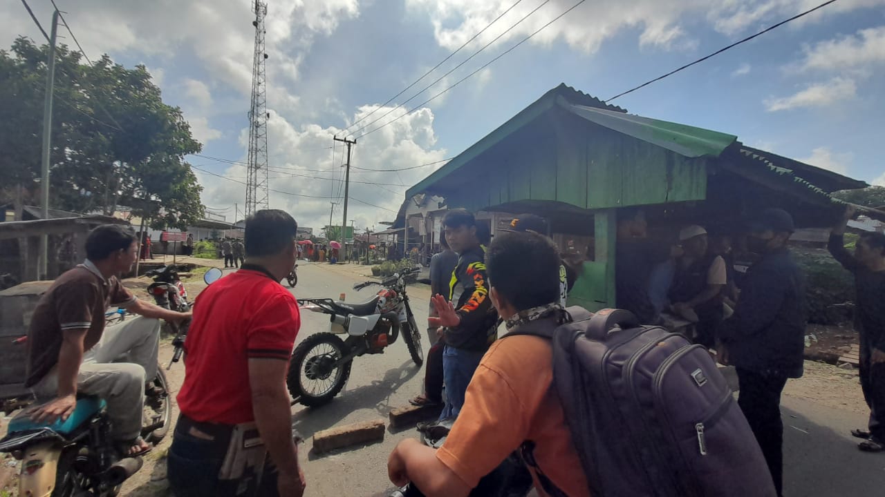 Akses jalan Jangkat-Bangko yang diblok warga Sungai Tebal