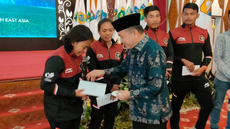 Gubernur Al Haris saat berikan tali asih ke atlet Jambi yang berprestasi di Sea Games Vietnam 2021