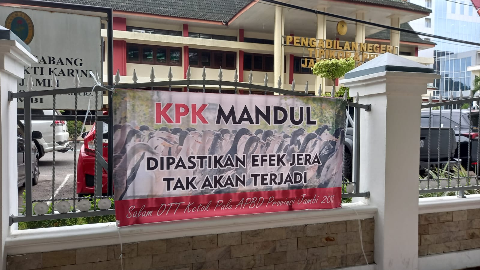Spanduk bertuliskan 'KPK Mandul' di pagar Pengadilan Tipikor Jambi