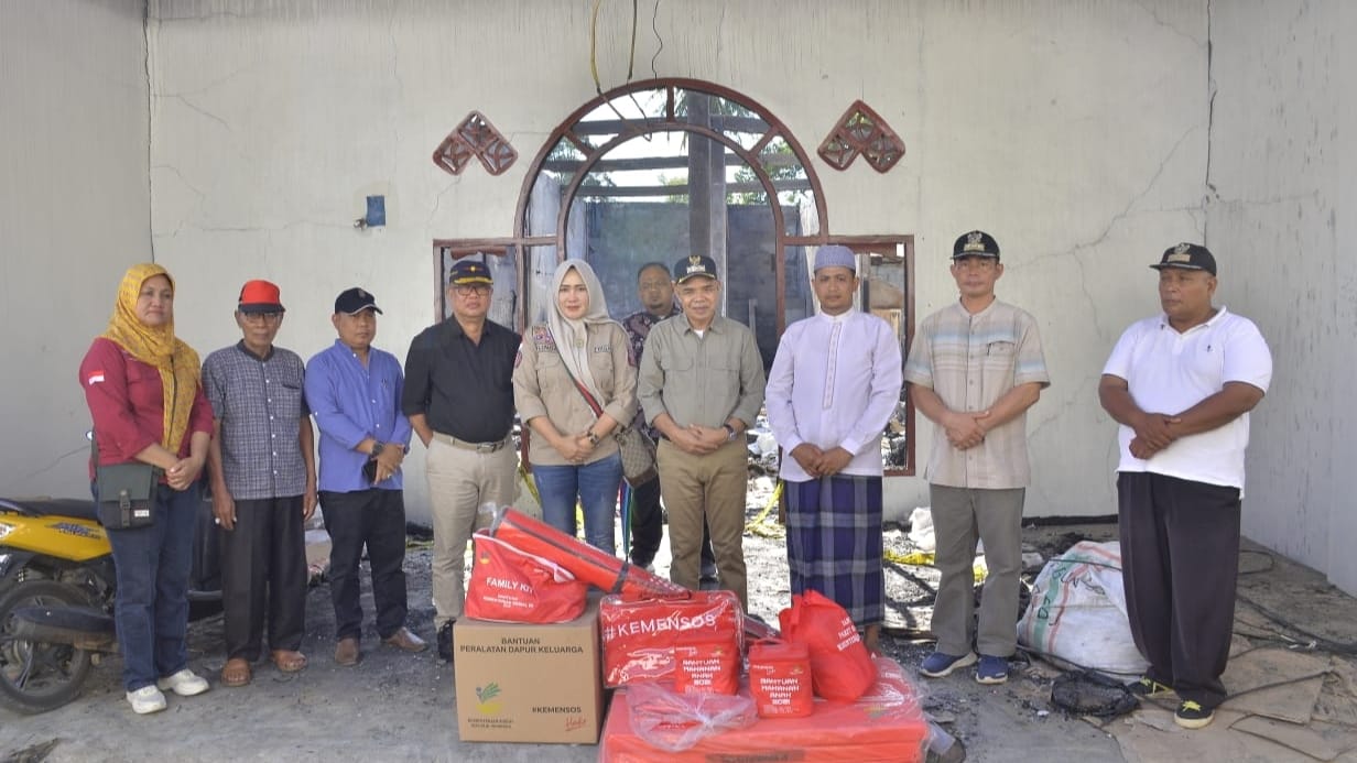 Pj Bupati Aspan saat salurkan bantuan korban kebakaran di Rimbo Bujang
