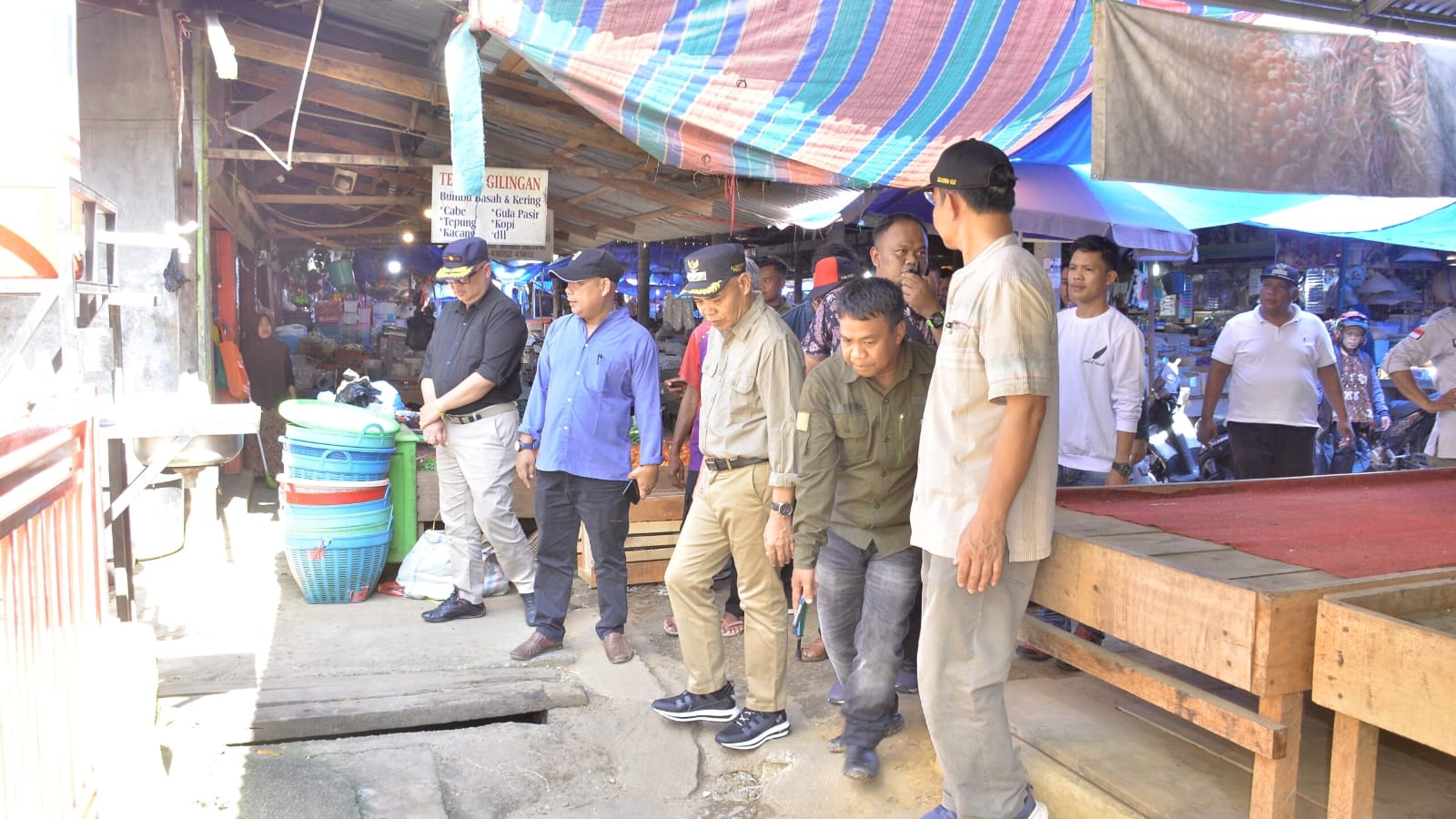 Pj Bupati Aspan saat blusukan di Pasar Sarinah Rimbo Bujang