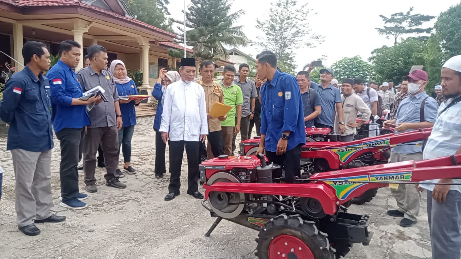 Bupati Mashuri saat salurkan bantuan alat pertanian 