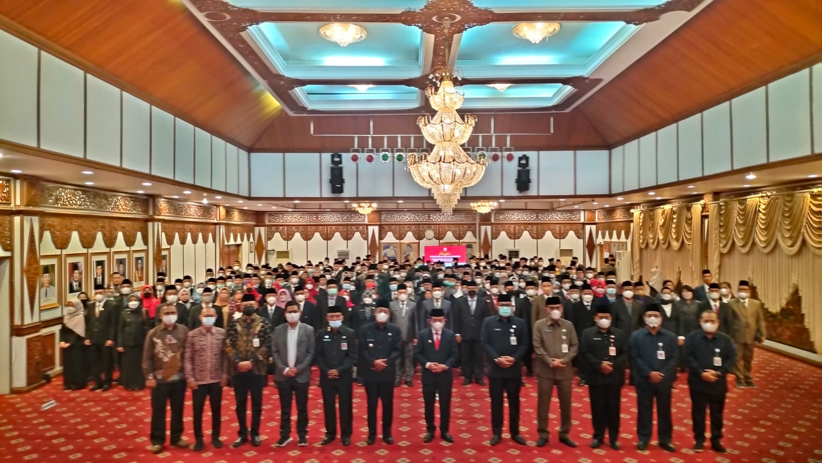 Gubernur Al Haris bersama 263 Kepsek yang dilantik