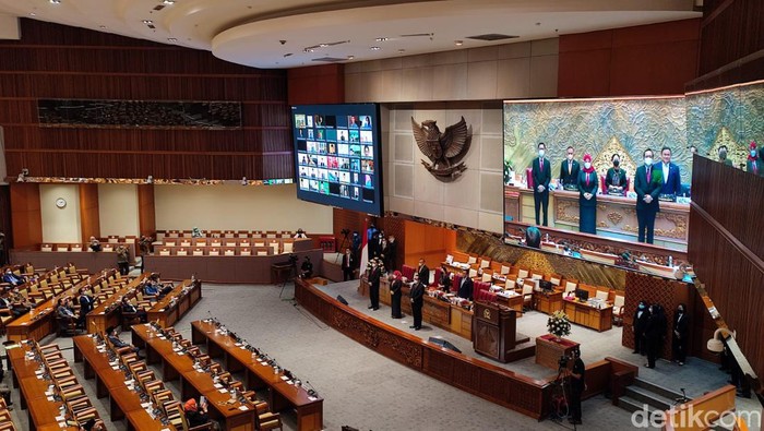 Rapat pengesahan tiga nama anggota DKPP periode 2022-2027