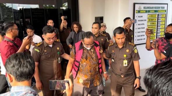 Kejari Tebo saat pemindahan tiga tersangka kasus korupsi Jalan Padang Lamo
