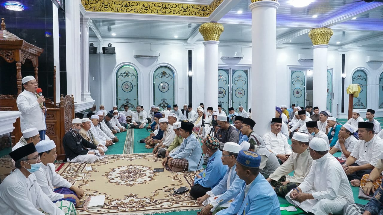 Gubernur Al Haris saat subuh berjamaah di Masjid Nurul Yaqin Mayang Mangurai
