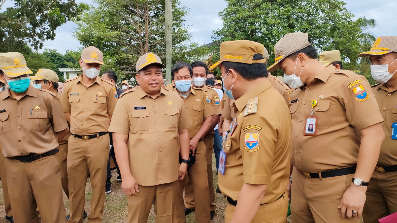 Gubernur Al Haris saat menghampiri pegawai yang tidak menggunakan atribut lengkap