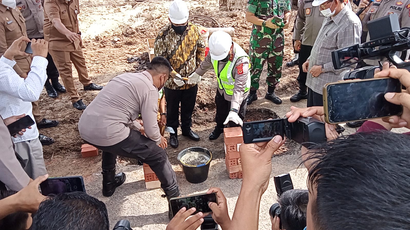 Al Haris dan Kapolda saat Letakkan Batu Pertama Pembangunan Gedung Siginjai Sakti Wira Bhakti