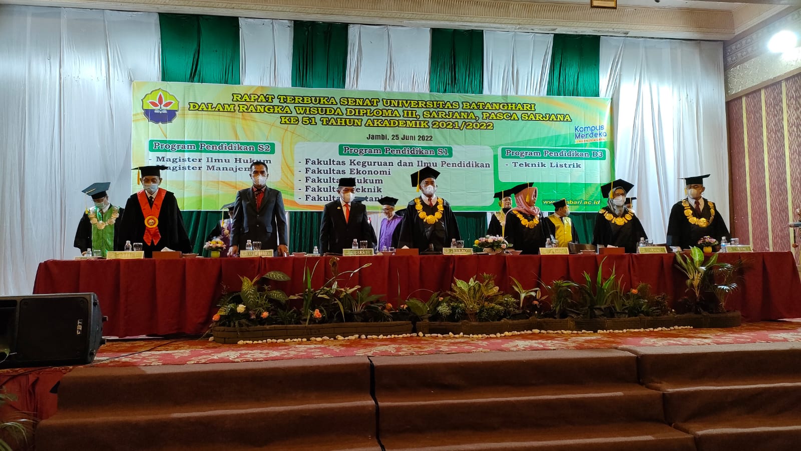 Gubernur Al Haris saat hadiri wisudawan UNBARI