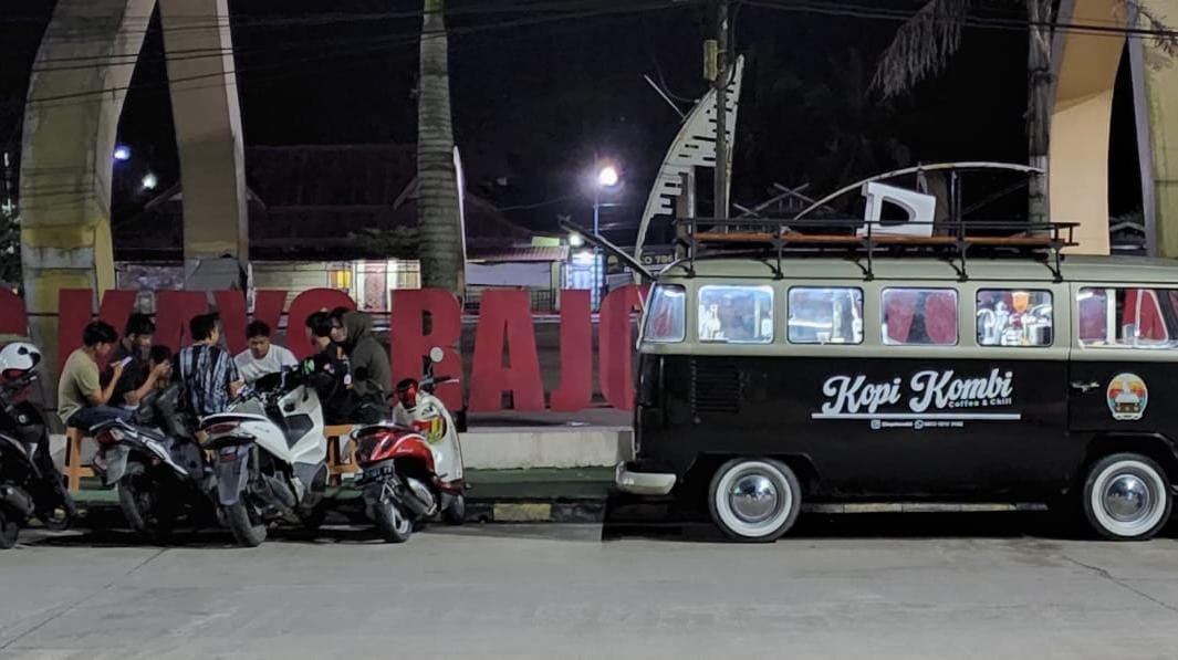Kopi Kombi di alun-alun Kuala Tungkal 